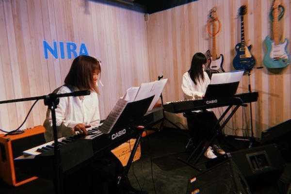 NIRA　「姉妹ピアノ連弾」のスタイルで豊かな情景を描く変拍子ジャズユニット