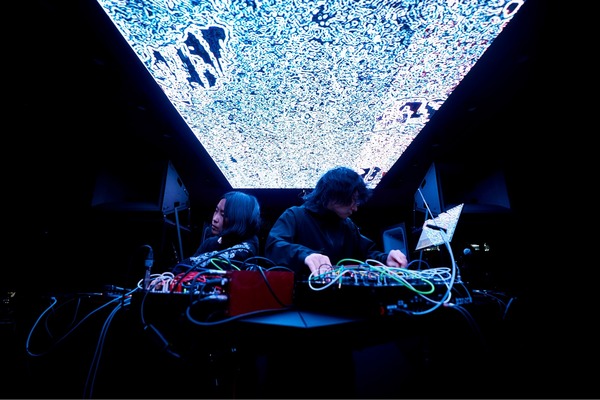 Hello1103 圧巻の音と映像で織り成す超常的音世界